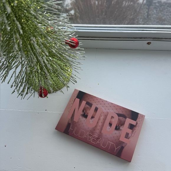 Huda Beauty Eyeshadow Palette with Rich Colors - Picture 5 of 6